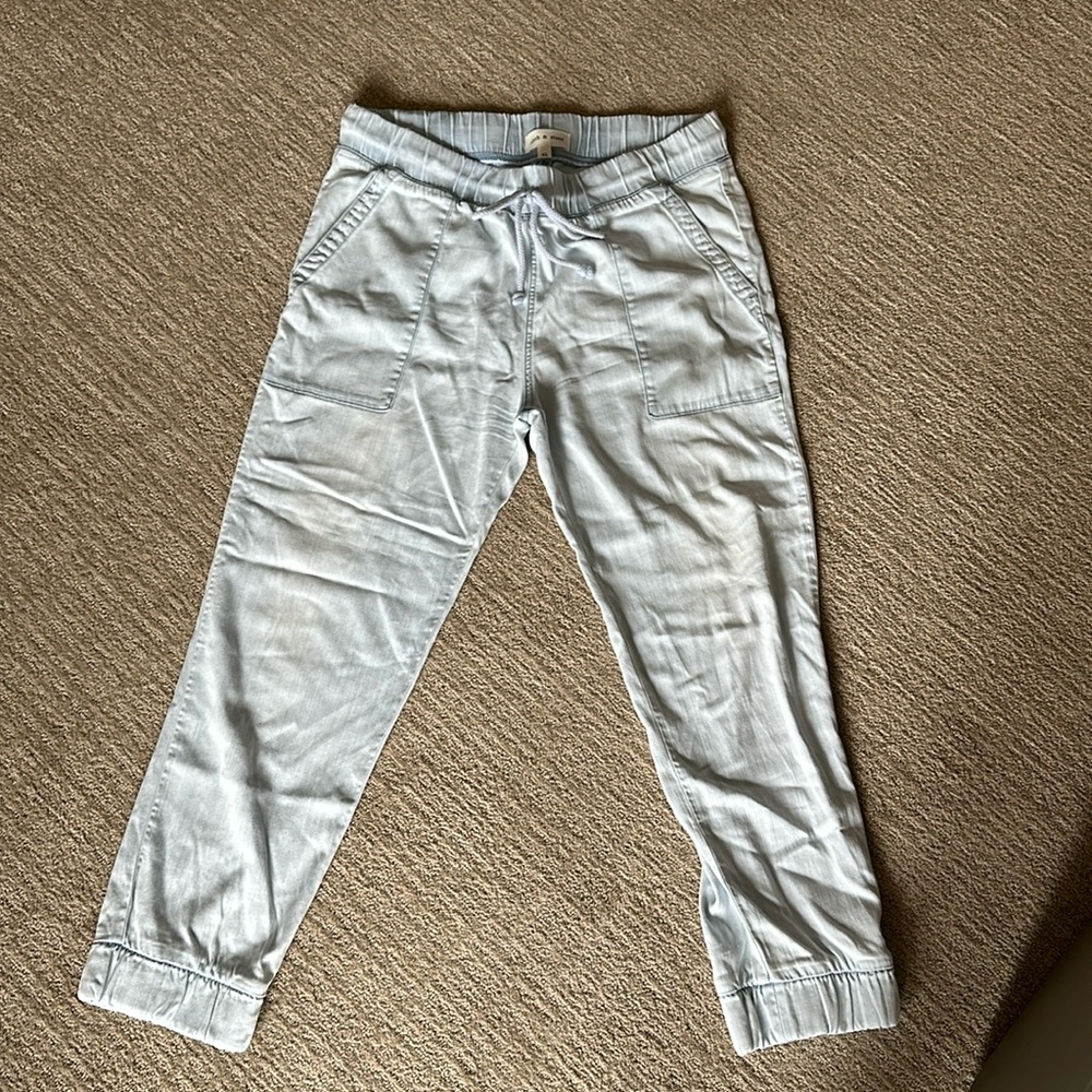 Cloth & Stone light wash chambray joggers